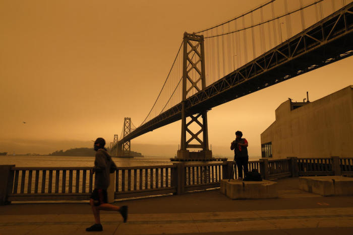 Ein Blick auf die San Francisco Bay Bridge unter einem orangefarbenen, bedeckten Himmel am Nachmittag in San Francisco, Kalifornien. Foto: epa/John G. Mabanglo