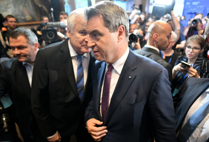 Horst Seehofer (l), Bundesinnenminister und CSU-Parteivorsitzender, und Markus Söder (CSU), Ministerpräsident von Bayern, unternhalten sich im Landtag miteinander. Foto: epa/Philipp Guelland