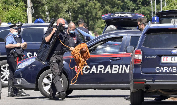 Offiziere der Carabinieri-Sondereinheit beziehen Stellung in Ardea, in der Nähe von Rom. Foto: epa/Claudio Peri