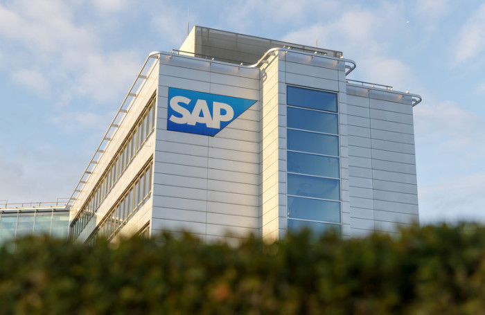 Blick auf das Firmenlogo der SAP auf einem Gebäude des Softwareherstellers SAP SE in Walldorf. Foto: epa/Ronald Wittek