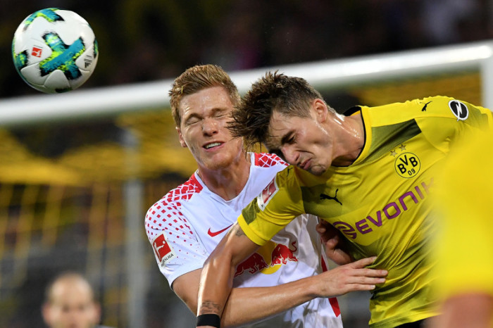 Der Leipziger Marcel Halstenberg und der Dortmunder Maximilian Philipp kämpfen um einen Kopfball. Foto: epa/Sascha Steinbach