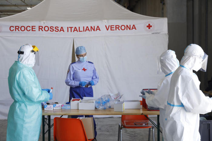 Medizinisches Personal in Schutzanzügen bereitet sich an einer Teststation für Covid-19 in Verona vor. Foto: epa/Emanuele Pennacchio
