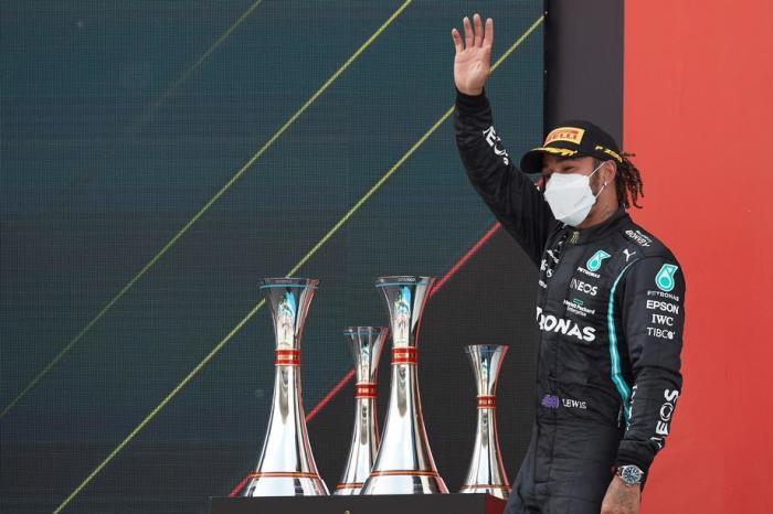 Der englische Mercedes-Pilot Lewis Hamilton feiert seinen Sieg nach dem Großen Preis von Spanien auf der Rennstrecke Montmelo in Barcelona. Foto: epa/Alejandro Garcia