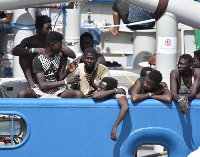 Flüchtlinge auf Frontex-Schiff in Libyen. Foto: epa/Orietta Scardino