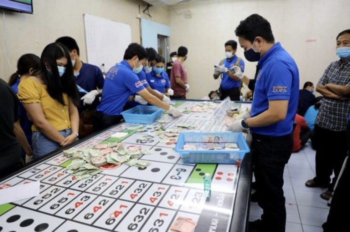 Am Mittwoch machten Sicherheitsbeamte eine Razzia in einer Spielhölle in Nonthaburi. Foto: Khaosod