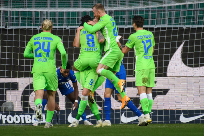 Wolfsburgs Spieler jubeln nach dem 2:0 durch Wolfsburgs Wout Weghorst (M, verdeckt). Foto: Swen Pförtner/dpa