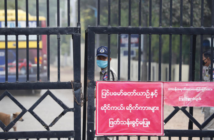 Eingang zu einem Gefängnis in Rangoon. Foto: epa/NYEIN CHAN NAING