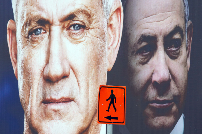 Ein Wahlplakat des Mitte-Bündnisses Blau-Weiß zeigt dessen Kandidaten Benny Gantz (l), daneben ist Benjamin Netanjahu, Ministerpräsident und Kandidat der rechtskonservativen Likud-Partei, zu sehen. Foto: Oded Balilty/Ap/dpa