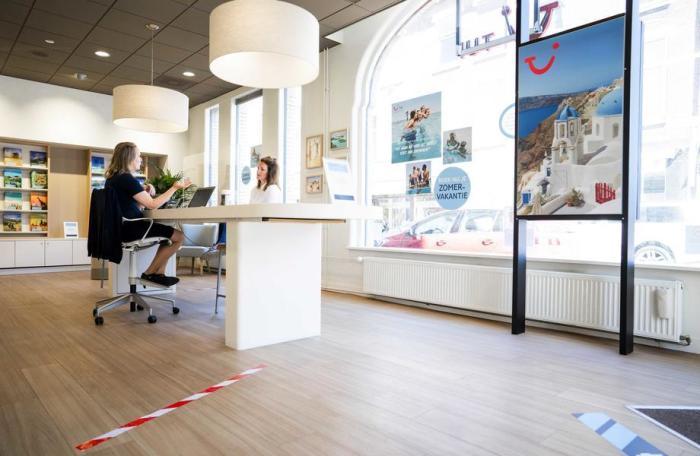 Erste TUI Reisebüros wieder geöffnet. Foto: epa/Freek Van Den Bergh