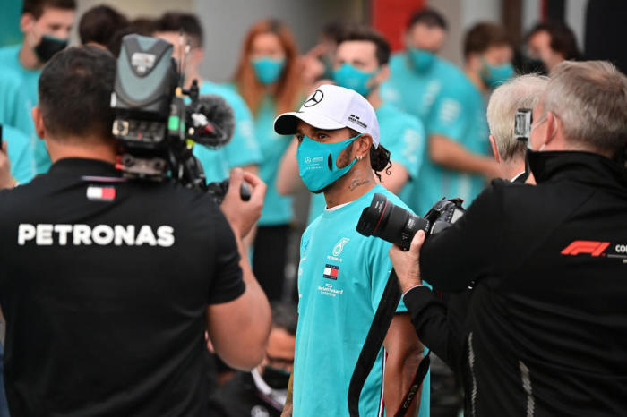 Lewis Hamilton, britischer Formel-1-Pilot von Mercedes-AMG Petronas, feiert mit Teammitgliedern. Foto: epa/Miguel Medina