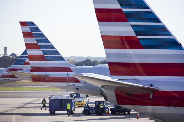 Die American Airlines-Flugzeuge werden auf dem Rollfeld geparkt, bevor sie auf dem Ronald Reagan Washington National Airport in Arlington abheben. Foto: epa/Michael Reynolds