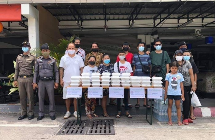 „Mr. Bong“ (3. v. l.) verzichtete zu seinem 44. Geburtstag auf Geschenke und verteilte stattdessen Essen und Lebensmittel an Menschen in Pattaya, die durch Corona in die Armut gestürzt wurden.