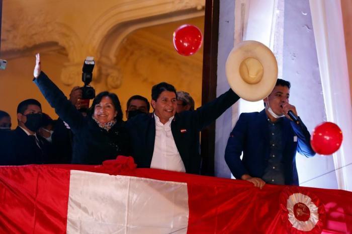 In Peru wird Pedro Castillo zum gewählten Präsidenten ausgerufen. Foto: epa/Paolo Aguilar