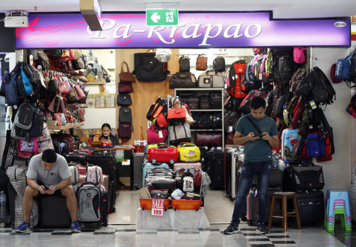 Auch wenn Geschäfte und Einkaufszentren im Zuge der Lockerung der Corona-Beschränkungen wieder geöffnet haben dürfen, fehlt es vor allem an einem: konsumfreudiger Kundschaft. Foto: epa/Rungroj Yongrit