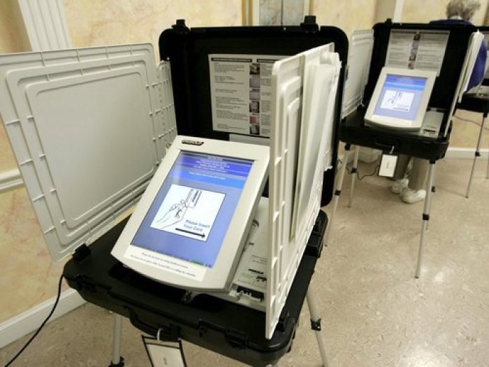 Eine Reihe elektronischer Wahlkabinen steht in Silver Spring in einem Wahllokal. Russische Hacker nehmen nach Überzeugung der US-Regierung mit dem Segen des Kremls gezielt Einfluss auf den Präsidentschaftswahlkampf. Foto: Matthew Cavanaugh/Dpa