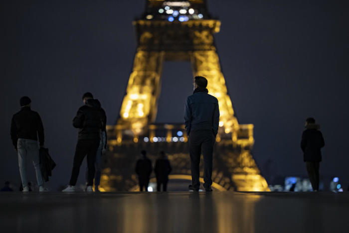 Beginn der stadtweiten nächtlichen Ausgangssperre in Paris. Foto: epa/Ian Langsdon