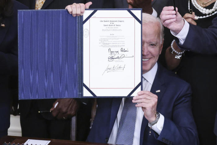Staatspräsident Joe Biden unterzeichnet den Juneteenth National Independence Day Act. Foto: epa/Oliver Contreras