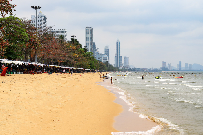 Liegestuhl- und Sonnenschirmvermieter am Jomtien Beach. Foto: Sergey/Adobe Stock