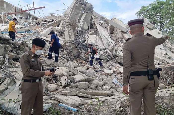 Aufnahme von dem komplett zusammengstürzten Gebäudekomplex in Mueang Nonthaburi. Foto: Polizei