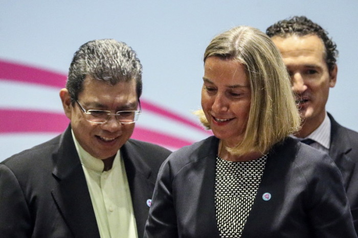 Malaysias Außenminister Saifuddin Abdullah (l.) und Federica Mogherini (r.), Vertreterin der EU für Außen- und Sicherheitspolitik, ASEAN-Außenministertreffen 2018 in Singapur. Foto: epa/