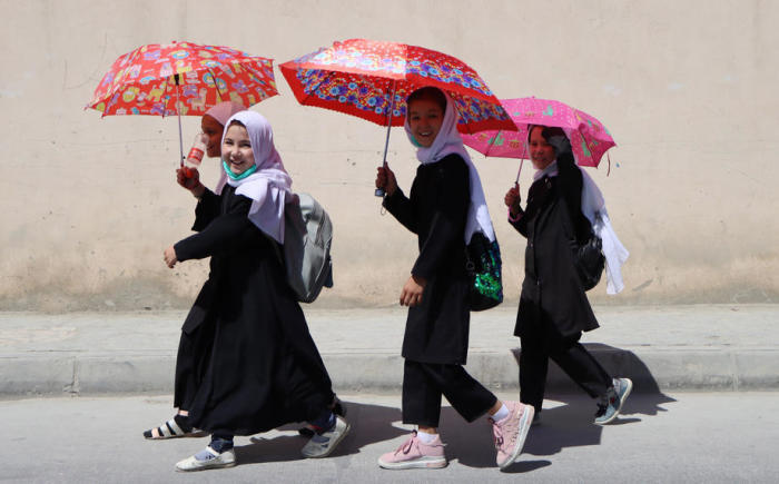 Afghanische Schülerinnen verlassen nach Schulschluss die Schule in Kabul. Foto: epa/Stringer