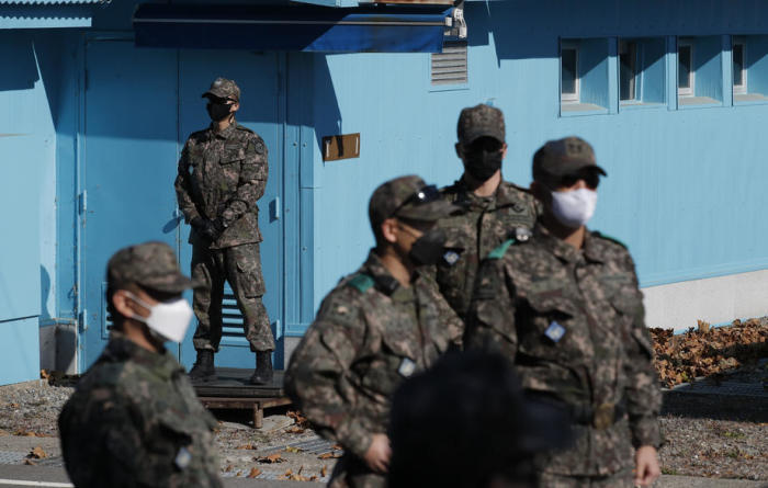 Südkoreanische Soldaten stehen an der Südseite von Panmunjom in der entmilitarisierten Zone. Foto: epa/Lee Jin-man / Pool