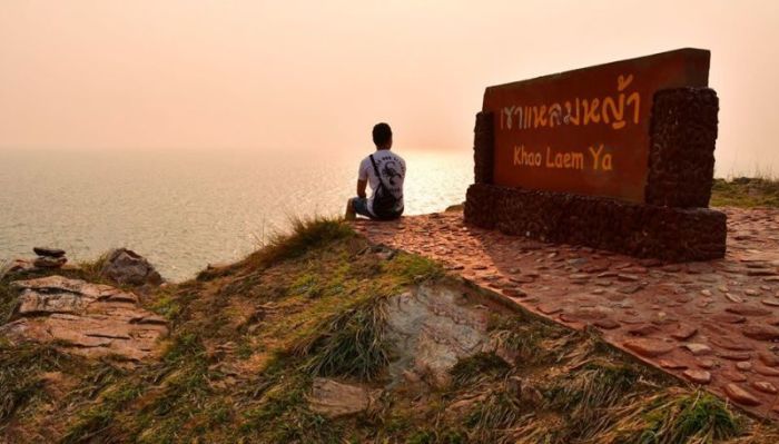 Der Aussichtspunkt auf dem Khao Laem Ya ist der perfekte Ort, um den Sonnenuntergang zu genießen.  Fotos: National Parks of Thailand