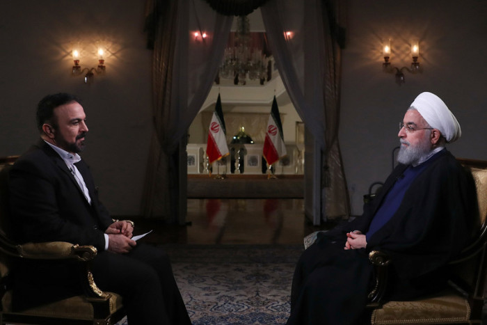 Der iranische Präsident Hassan Rouhani (r.), während eines Live-TV-Interviews in Teheran. Foto: epa/Presidential Office