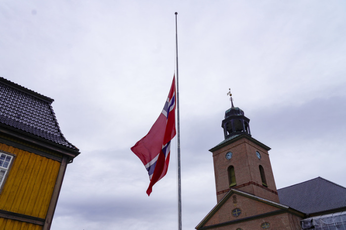Eine Fahne weht auf Halbmast. Nach der Gewalttat mit fünf Toten und zwei Verletzten in der norwegischen Kleinstadt Kongsberg geht die Polizei inzwischen von einem terroristischen Hintergrund aus. Foto: Terje Bendiksby