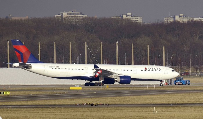 Eine Delta-Maschine am Amsterdamer Flughafen Schiphol. Archivbild: epa/Koen Van Weel