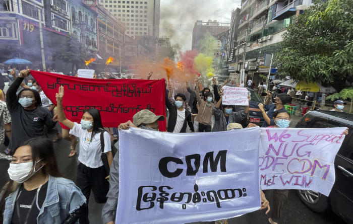 Demonstranten mit Plakaten und Bannern marschieren während einer Anti-Militärputsch-Demonstration in der Innenstadt von Yangon. Foto: epa/Lynn Bo Bo