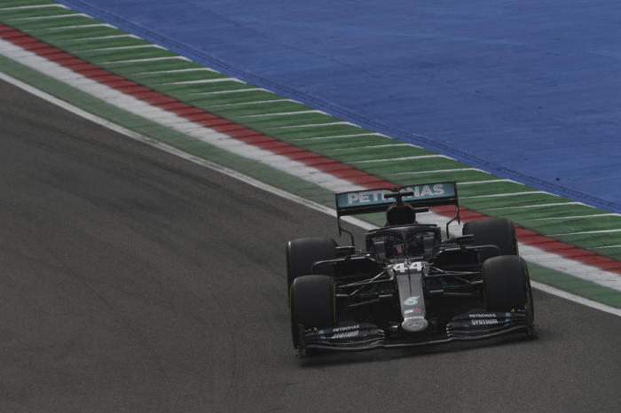 Lewis Hamilton, britischer Formel-1-Pilot von Mercedes-AMG Petronas, im Einsatz beim Formel-1-Grand Prix Emilia Romagna in Imola. Foto: epa/Rudy Carezzevoli