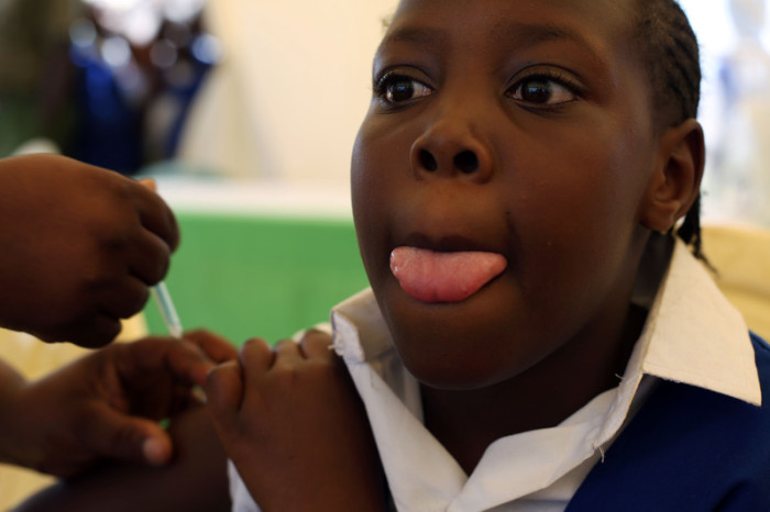 Ein Mädchen in Kenia erhält eine Schutzimpfung. Foto: epa/Karel Prinsloo