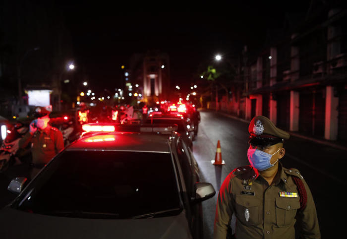 Polizei-Checkpoint in Bangkok während der nächtlichen Ausgangssperre. Foto: epa/Rungroj Yongrit