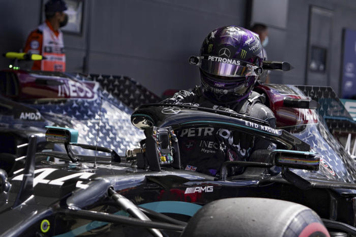 Der britische Formel-1-Pilot Lewis Hamilton von Mercedes-AMG Petronas steigt aus seinem Auto aus, nachdem er im Qualifying zum Großen Preis von Großbritannien in Silverstone die Pole-Position erreicht hatte. Foto: epa/Will Oliver