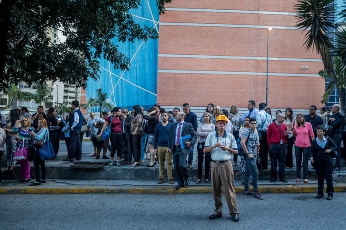 Eine Gruppe von Menschen bleibt in der Straße, nachdem ein Erdbeben in Caracas registriert wurde. Foto: epa/Miguel Gutierrez 