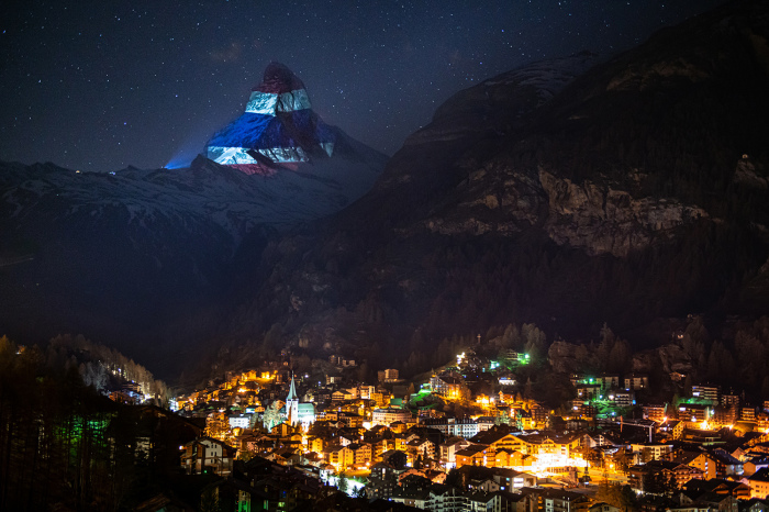Das Matterhorn in Zermatt, wird kurz nach Mitternacht mit der thailändischen Nationalflagge beleuchtet, um den Kampf gegen das Coronavirus zu unterstützen. Foto: www.zermatt.ch © Light Art by Gerry Hofstetter / Michael Portmann