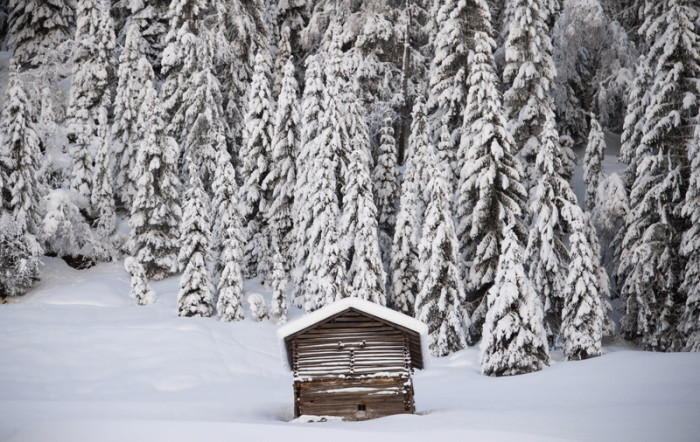Eine Hütte in der Nähe von Nederle ist mit Schnee bedeckt. Foto: epa/Daniel Kopatsch