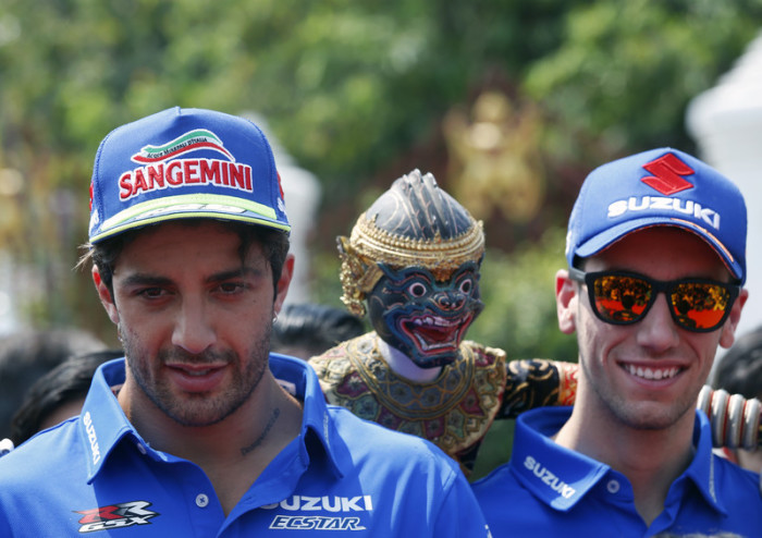 Die MotoGP-Fahrer Andrea Iannone (l.) und Alex Rins (r.) vom Team Suzuki Ecstar. Foto: epa/Rungroj Yongrit