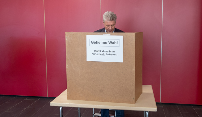  Dieter Reiter (SPD), Oberbürgermeister von München, nimmt in einer zum Wahllokal umfunktionierten Schule an der bayerischen Kommunalwahl teil. Foto: Peter Kneffel/Dpa
