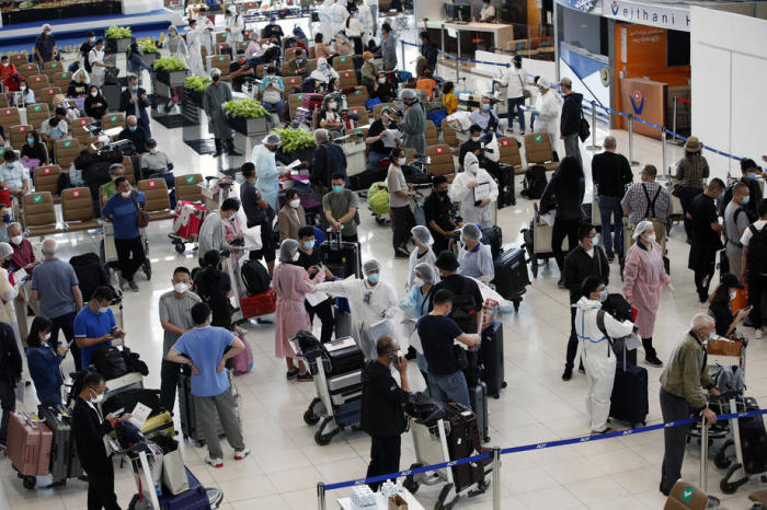 Ausländische Flugreisende in der Ankunftshalle des Suvarnabhumi International Airport auf ihren Transfer zum gebuchten AQ-Hotel. Foto: epa/Rungroj Yongrit