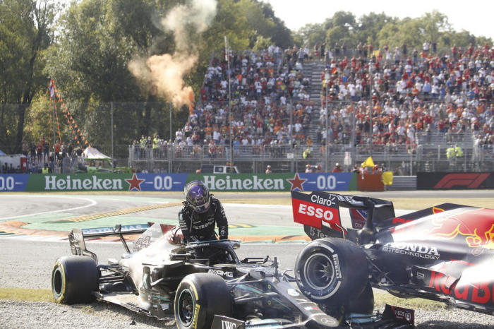 Der Mercedes-AMG-Petronas-Pilot Lewis Hamilton verlässt sein Auto nach der Kollision mit dem niederländischen Formel-1-Piloten Max Verstappen (Red Bull). Foto: epa/Matteo Bazzi