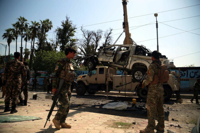 Afghanische Sicherheitsbeamte inspizieren den Schauplatz einer Bombenexplosion, die ein Fahrzeug der afghanischen Nationalarmee in Jalalabad traf. Foto: epa/Ghulamullah Habibi