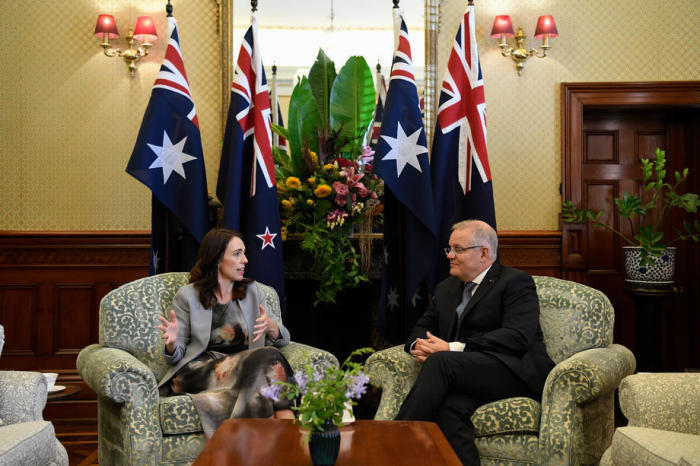 Neuseelands Premierministerin Jacinda Ardern (L) und der australische Premierminister Scott Morrison (R) sprechen während eines Treffens im Admiralty House in Sydney. Foto: epa/Bianca De Marchi