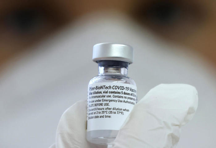 EMA erlaubt die Entnahme von sechs Dosen aus der COVID-Impfstoffampulle. Foto: epa/Ronald Wittek