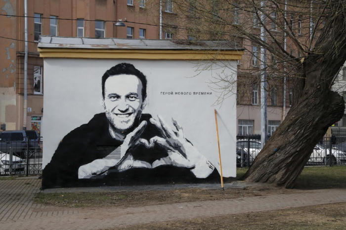 Ein Graffiti, das den inhaftierten russischen Oppositionspolitiker Alexei Navalny in St. Petersburg darstellt. Foto: epa/Anatoli Maltsev