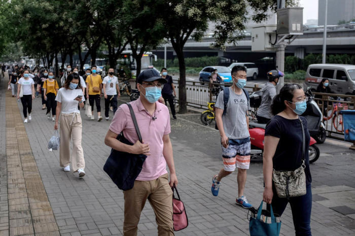In Beijing gehen Menschen mit Gesichtsschutzmasken auf die Straße. Foto: epa/Wu Hong