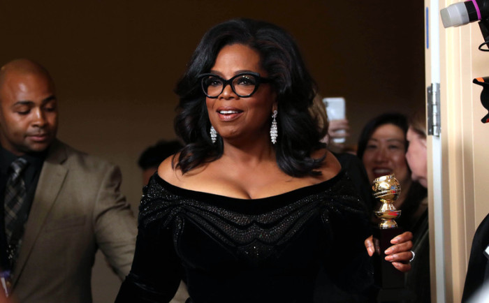 US-Moderatorin Oprah Winfrey am 07.01.2018 im Beverly Hilton Hotel in Los Angeles (Kalifornien, USA) mit ihrem Preis anlässlich der 75. Verleihung der Golden Globe Awards. Foto: epa/Mike Nelson