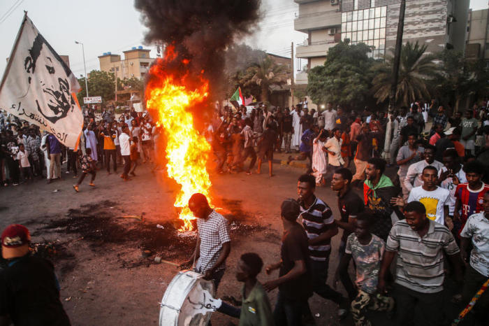 Die Proteste im Sudan gehen nach dem Militärputschversuch weiter. Foto: epa/Mohammed Abu Obaid