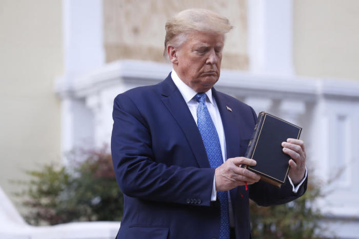 US-Präsident Donald J. Trump posiert mit einer Bibel vor der St. John's Episcopal Church, nachdem er im Rosengarten des Weißen Hauses in Washington eine Rede gehalten hat. Foto: epa/Shawn Thew